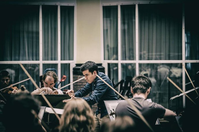 El maestro Nuno Coelho dirige a una orquesta.