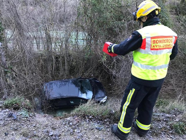 Cae un coche a un río en Cuenca.