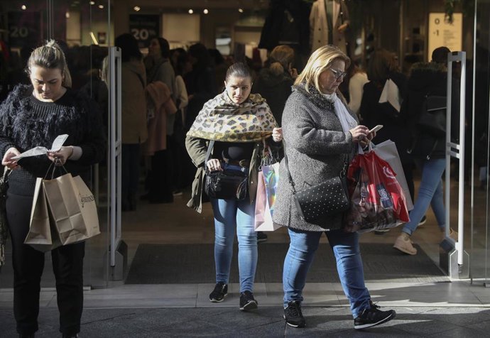 Ciudadanos acuden a comprar durante las rebajas del Black Friday en Sevilla, a 29 de noviembre de 2019.