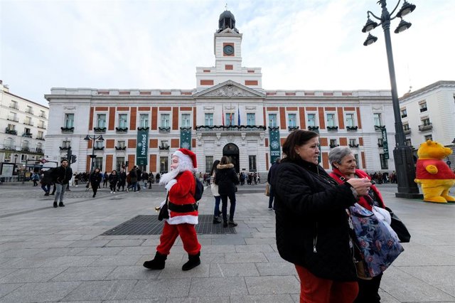 Fachada de la Casa de Correos (actual sede del Gobierno de la Comunidad de Madrid) en la que se encuentra el Reloj de la Puerta del Sol o Reloj de Gobernación que todos los años da las campanadas de las tradicionales uvas de Nochevieja durante la medianoc
