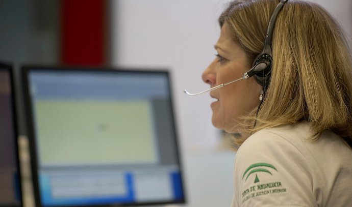 Una gestora del 112 Andalucía atiende una llamada