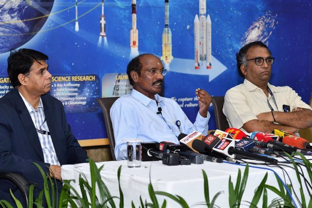 El presidente de ISRO, K. Sivan, en el centro de la imagen
