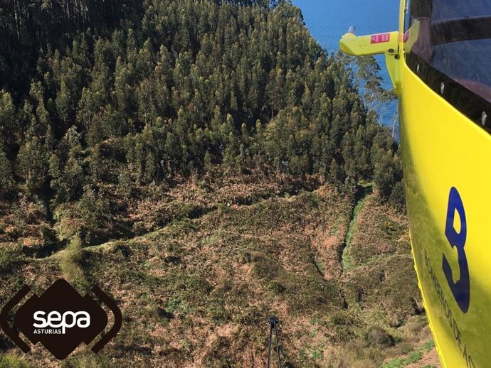 Rescate de una mujer herida tras caer por el pedrero de Playa España, en Villaviciosa.