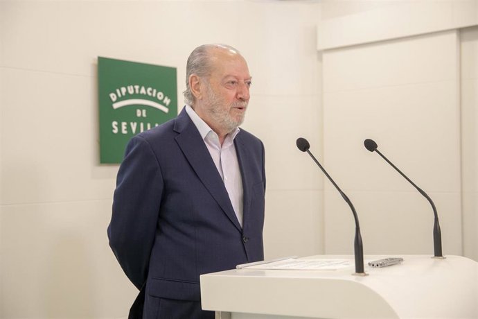 El presidente de la Diputación de Sevilla, Fernando Rodríguez Villalobos, presentando la ayuda europea para el proyecto 'SIPE'