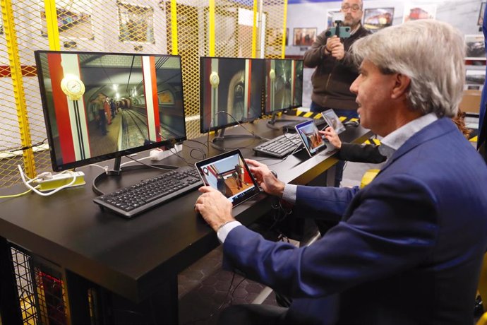 Garrido presenta la zona de realidad virtual de la exposición de trenes históricos de Metro de Chamartín
