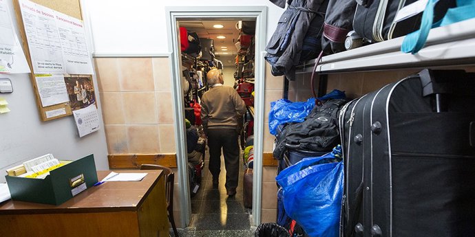 La consigna de Arrels ha guardado las pertenencias de 587 personas que viven en la calle o en lugares inestables