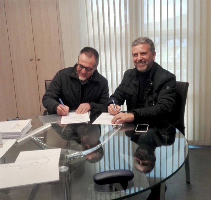 Sánchez (dcha.) y Tapia, en la entrega de la obra