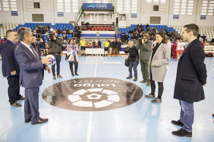 El presidente de Cantabria, Miguel Ángel Revilla, acompañado de la alcaldesa de Santander, Gema Igual, en el saque de honor del Campeonato de España de Selecciones Autonómicas 2020 que se disputa en la capital cántabra