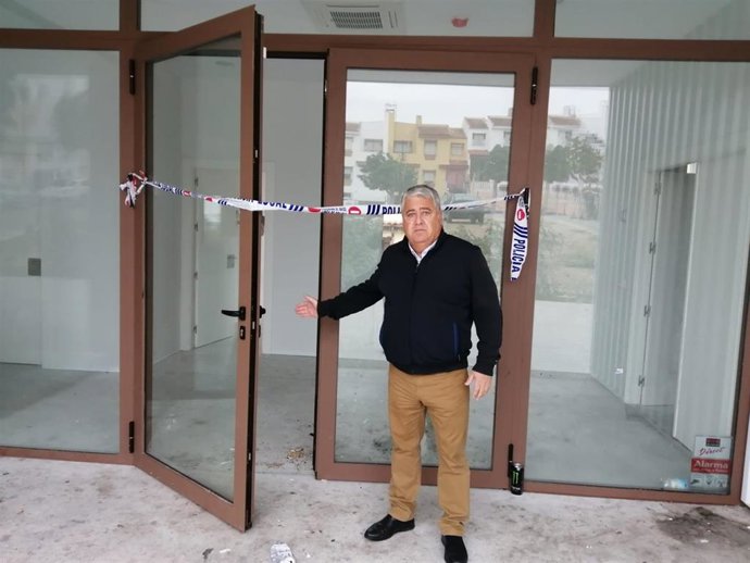 El concejal socialista Salvador Trujillo en el nuevo centro de mayores de Churriana.