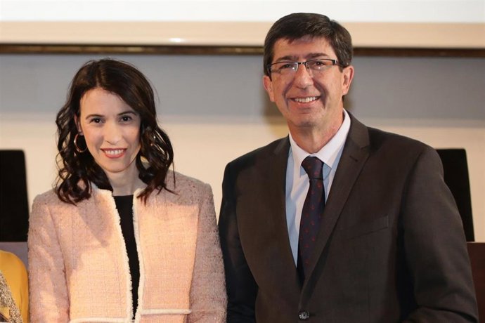 El vicepresidente de la Junta de Andalucía y consejero de Turismo, Regeneración, Justicia y Administración Local, Juan Marín, junto con la directora general de Coordinación de Políticas Migratorias, M del Mar Ahumada.