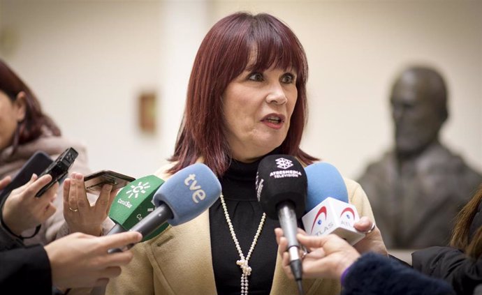 La presidenta del PSOE-A, Micaela Navarro, atendiendo a los periodistas este jueves