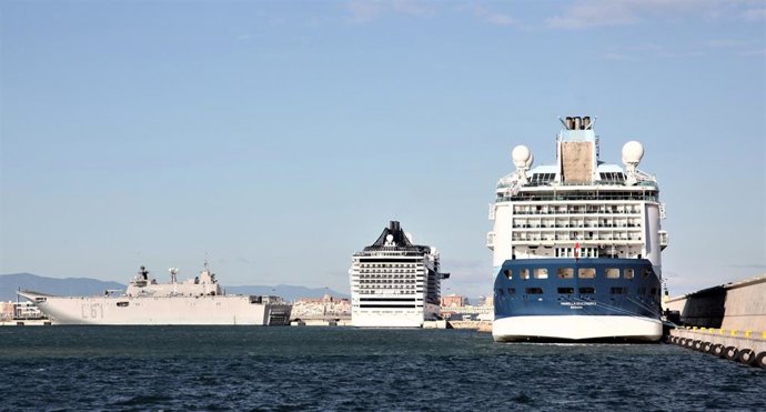 Dos cruceros y un portaviones en el puerto de Valncia