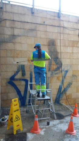 Un empleado de Emaya limpiando una pintada vandálica en Palma
