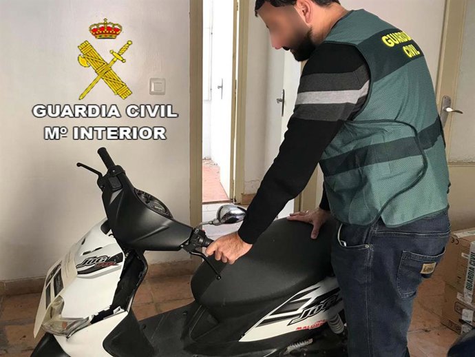 Imagen de archivo de la Guardia Civil con una moto sustraída