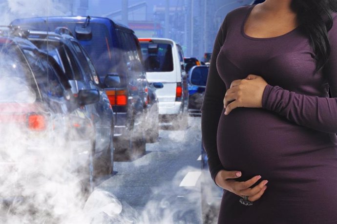 Mujer embarazada, contaminación, coches