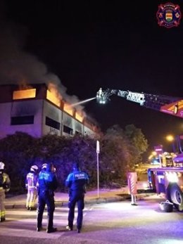 Un incendio calcina una nave industrial abandonada del Polígono Urtinsa, entre A