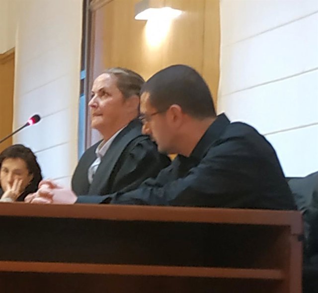 El condenado, junto a su letrada, durante una de las jornadas del juicio con jurado en la Audiencia de Valladolid.