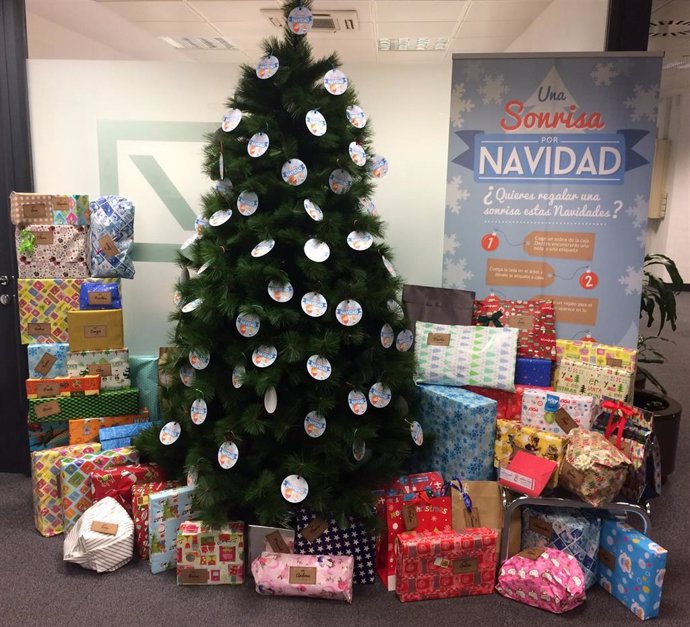 Árbol de Navidad solidario ubicado en oficinas centrales de Deutsche Bank España