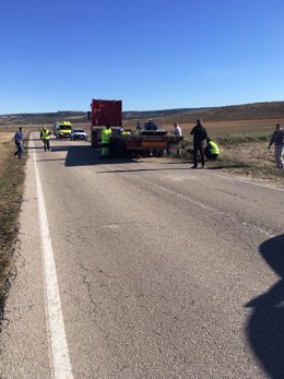 Camión en el que ha quedado atrapado un hombre mientras cambiaba una rueda