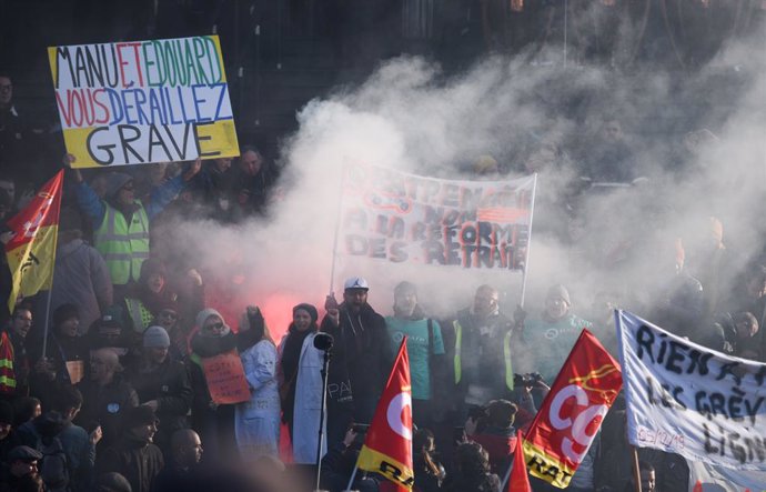 Francia.- La Policía emplea gases lacrimógenos contra manifestantes frente a la 