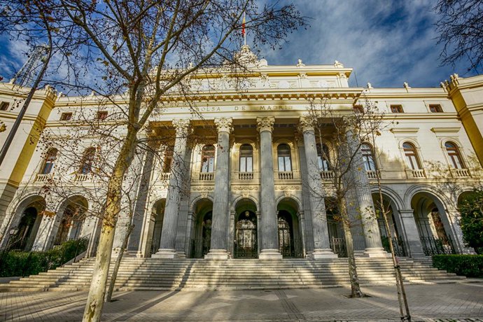 Fachada exterior del Palacio de la Bolsa de Madrid, en la Plaza de la Lealtad, n1 de Madrid (España).