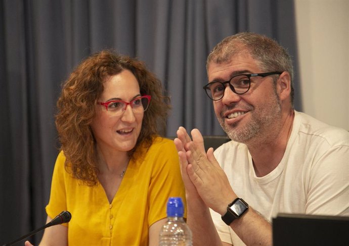 El secretario general de CCOO, Unai Sordo (d), y la secretaria general de CCOO Andalucía, Nuria López (i), participan en una asamblea de delegados del sindicato.