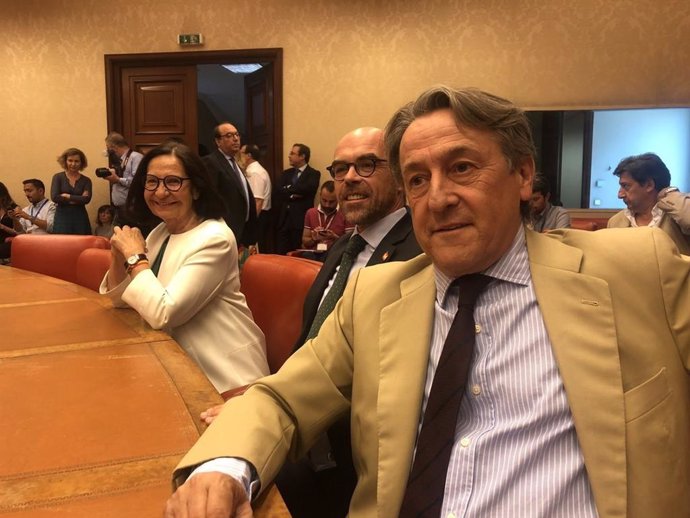 Los eurodiputados de Vox Jorge Buxadé, Mazaly Aguilar y Hermann Tertsch en el Congreso
