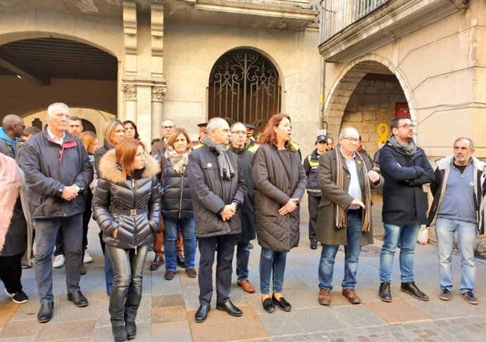 L'alcaldessa de Girona, Marta Madrenas, durant el minut de silenci en record a la nena ofegada per la seva mare.