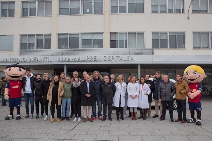 Foto de grupo de los jugadores, jugadoras y directivos de Osasuna y personal del Complejo Hospitalario de Navarra.
