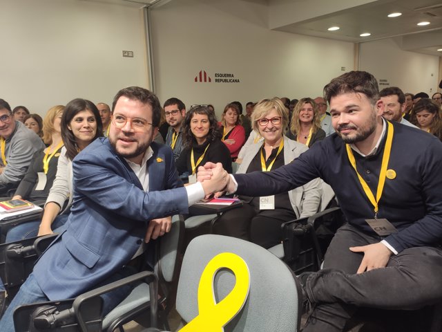 El vicepresidente del Govern y coordinador de ERC, Pere Aragonès, y el diputado de ERC en el Congreso Gabriel Rufián, en el Consell Nacional de ERC, el 2 de enero de 2020.