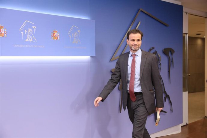 El diputado de En Comú Podem Jaume Asens Llodrá se dirige a ofrecer una rueda de prensa en el Congreso de los Diputados, en Madrid (España), a 11 de diciembre de 2019.