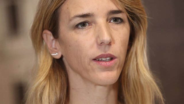 La portavoz del Partido Popular en el Congreso, Cayetana Álvarez de Toledo (d), ofrece una rueda de prensa en el Congreso de los Diputados, en Madrid (España), a 27 de noviembre de 2019.
