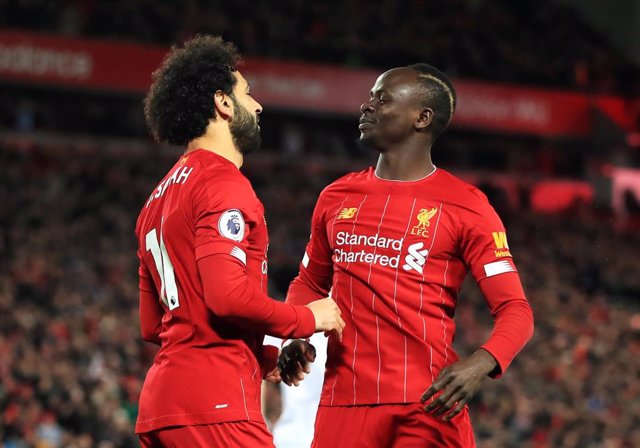 Sadio Mané y Mohamed Salah celebran con el Liverpool