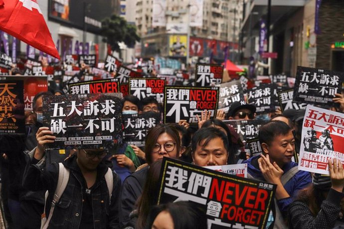 Manifestantes marchan por las calles de Hong Kong para protestar por la falta de democracia y la violencia policial de las anteriores protestas antigubernamentales.