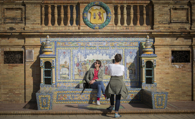 Imágenes de recurso de turistas en la Plaza de España de Sevilla (Andalucía, España), a 22 de octubre de 2019.