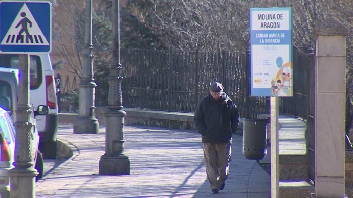 Un vecino de Molina de Aragón (Guadalajara) pasea durante la ola de frio polar.   