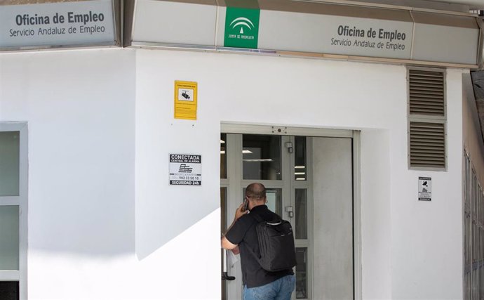 Un ciutad entra a l'oficina d'ocupació del Servei Andalús d'Ocupació de la Junta d'Andalusia al carrer Alfonso XII de Sevilla.