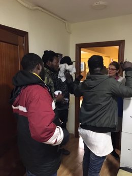 Inmigrantes temporeros a su llegada al albergue de Villanueva del Arzobispo (Jaén)