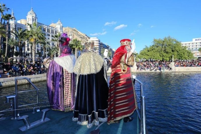 Llegada de los tres Reyes Magos al Puerto de Alicante, en ediciones anteriores.