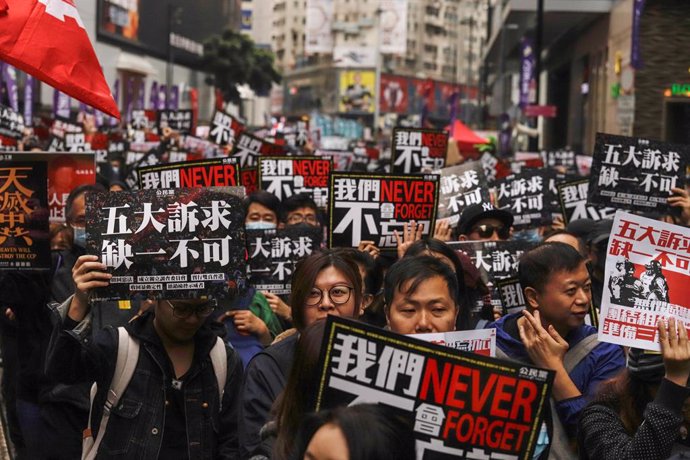 Manifestants marxen pels carrers de Hong Kong per protestar per la falta de democrcia i la violncia policial de les anteriors protestes antigovernamentals.