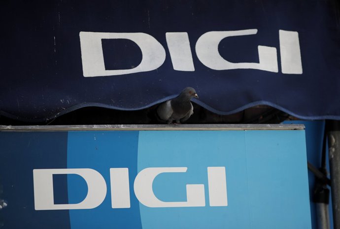 El logotipo de Digi Mobil en el experior de una tienda.