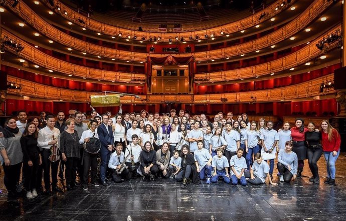 La Reina Sofía junto a la Orquesta de Instrumentos Reciclados de Cateura en el Teatro Real