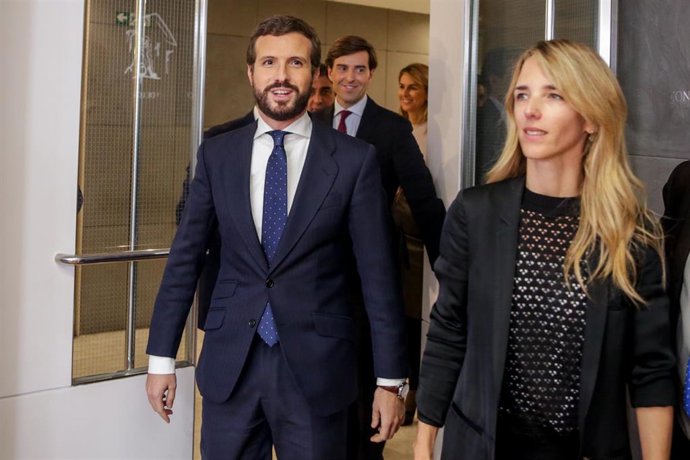 El presidente del Partido Popular, Pablo Casado (1i), se dirige a ofrecer una rueda de prensa, acompañado por la portavoz del PP en el Congreso de los Diputados, Cayetana Álvarez de Toledo (1d), y el vicesecretario de Comunicación del PP, Pablo Montesin