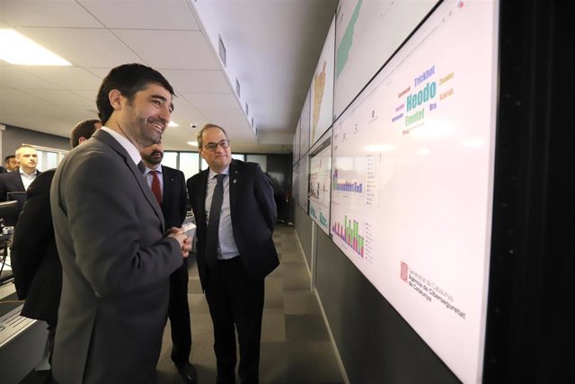 El presidente de la Generalitat, Quim Torra, acompañado del conseller de Políticas Digitales y Administración Pública, Jordi Puigneró, visita la Agència de Ciberseguretat de Catalunya, el 3 de enero de 2020.