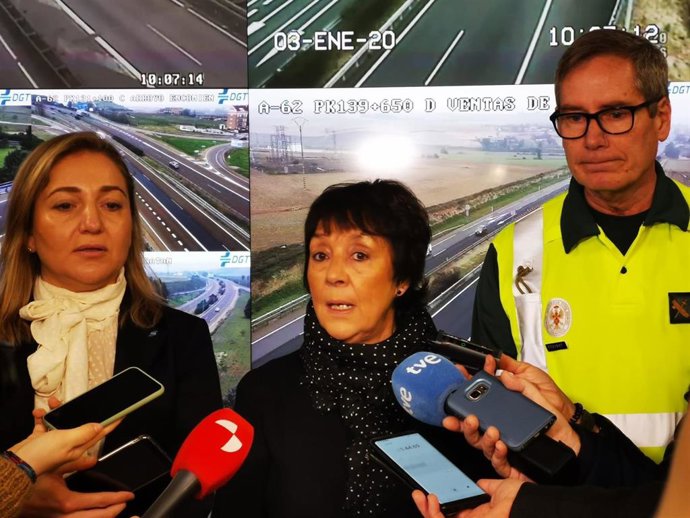 La delegada del Gobierno, Mercedes Martín, en el centro de la fotografía.