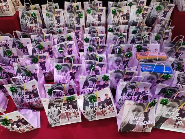 Entrega de regalos de Navidad a niños en situación vulnerable en Madrid