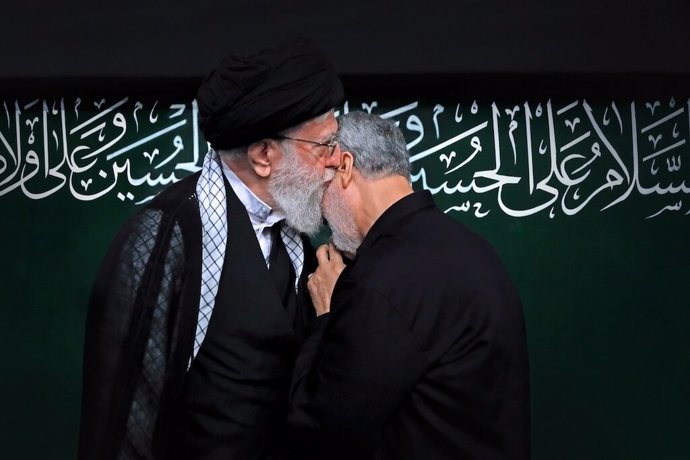 Ali Jamenei besa al general Qasem Soleimani