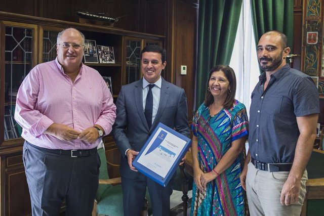 El presidente de Diputación entrega el proyecto para la Casa Consistorial de Mojácar