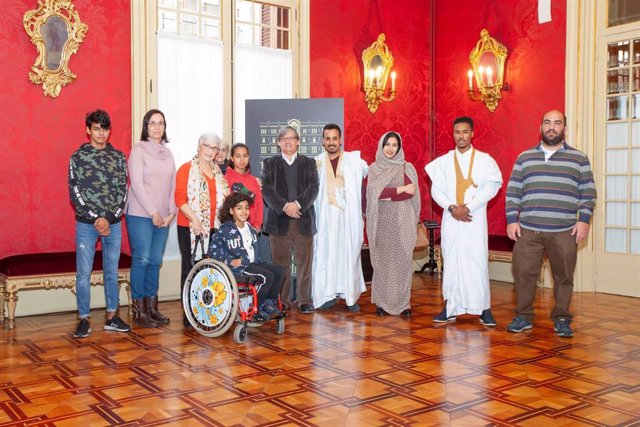 El presidente del Parlament, Vicen Thomas, recibe a alumnos saharauis del proyecto Madrassa de la asociación Escola en Pau.