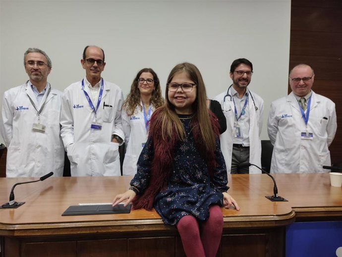 La paciente, Iria, junto con algunos miembros del equipo médico del hospital